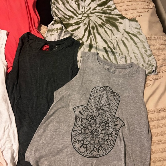 Workout Tank Bundle (12 Pieces) - Picture 3 of 9